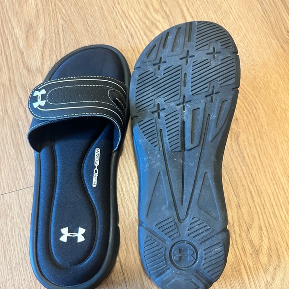 Under Armour Memory Foam Black Slides Sandals barely worn men size 10 women 11 - Picture 4 of 5